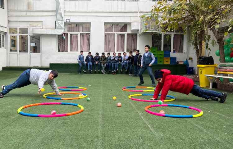 ریتم و گیم - کار با حلقه و‌توپ جهت تقویت هماهنگی عصب عضله و تعادل انجام شد. 1