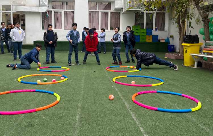 ریتم و گیم - کار با حلقه و‌توپ جهت تقویت هماهنگی عصب عضله و تعادل انجام شد. 2