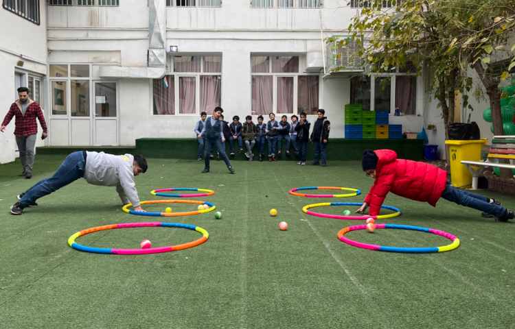 ریتم و گیم - کار با حلقه و‌توپ جهت تقویت هماهنگی عصب عضله و تعادل انجام شد.