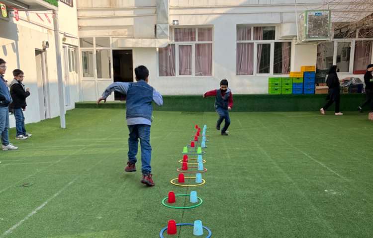 ریتم و گیم -کار با حلقه و کاپ جهت تقویت هماهنگی عصب عضله/جابکی/تقویت دو نیم کره مغز انجام شد 2