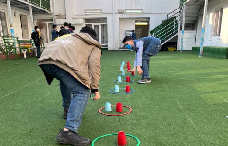 ریتم و گیم -کار با حلقه و کاپ جهت تقویت هماهنگی عصب عضله/جابکی/تقویت دو نیم کره مغز انجام شد 3