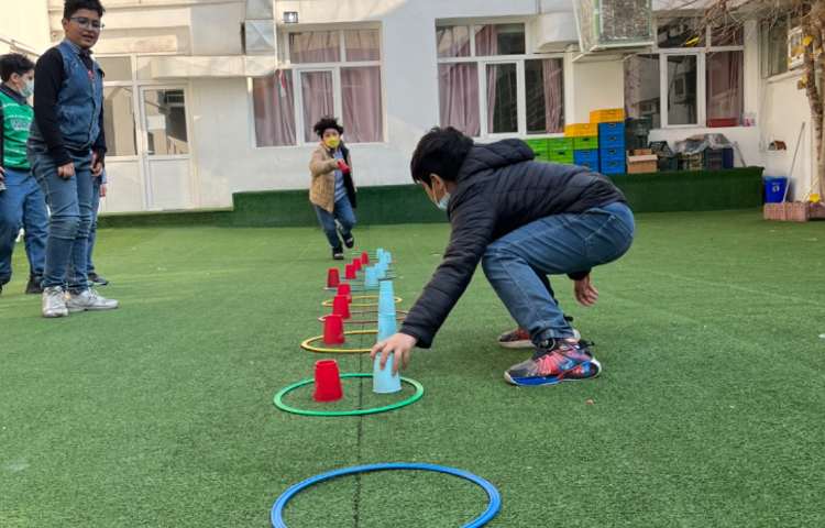 ریتم و گیم -کار با حلقه و کاپ جهت تقویت هماهنگی عصب عضله/جابکی/تقویت دو نیم کره مغز انجام شد