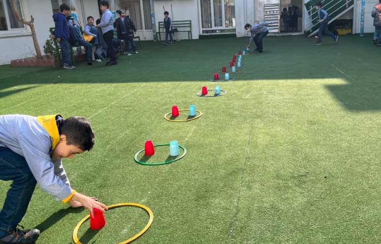 ریتم و گیم -کار با حلقه و کاپ جهت تقویت هماهنگی عصب عضله/جابکی/تقویت دو نیم کره مغز انجام شد 2