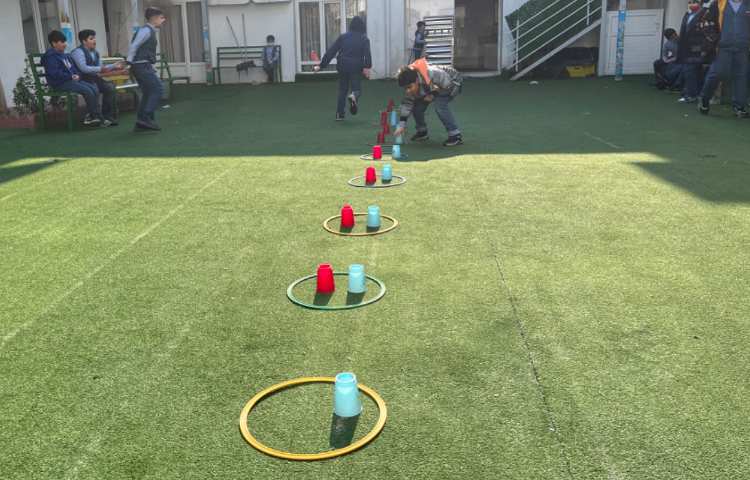 ریتم و گیم -کار با حلقه و کاپ جهت تقویت هماهنگی عصب عضله/جابکی/تقویت دو نیم کره مغز انجام شد