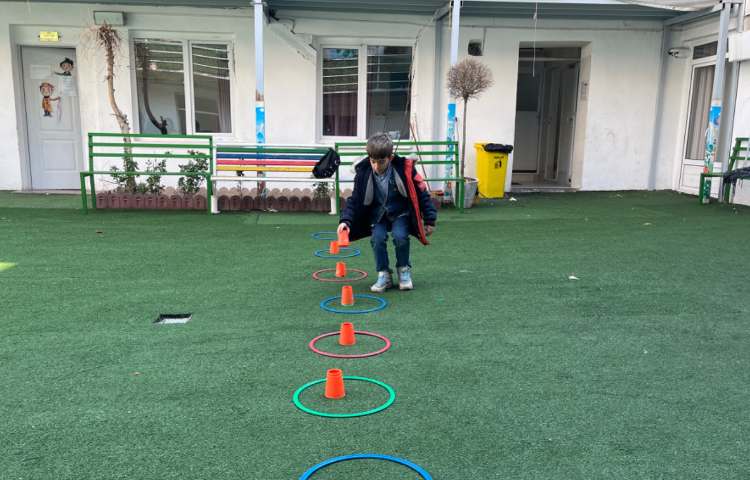 ریتم و گیم -کار با حلقه و کاپ جهت تقویت هماهنگی عصب عضله/جابکی/تقویت دو نیم کره مغز انجام شد 1