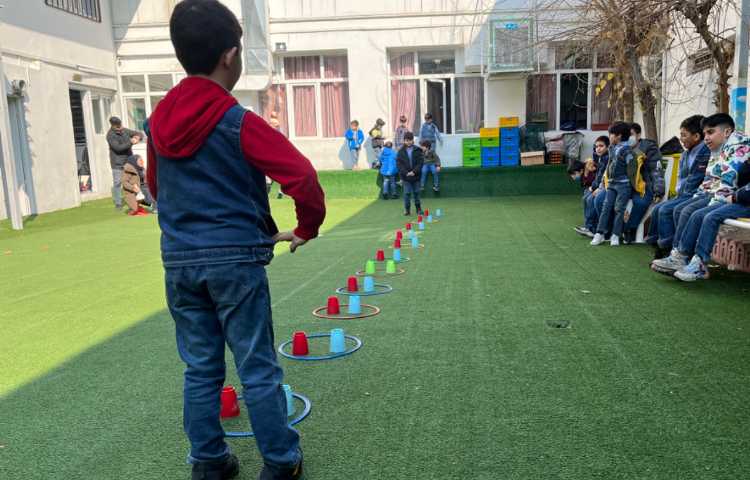 ریتم و گیم -کار با حلقه و کاپ جهت تقویت هماهنگی عصب عضله/جابکی/تقویت دو نیم کره مغز انجام شد