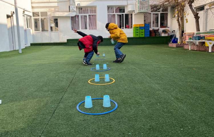 ریتم و گیم -کار با حلقه و کاپ جهت تقویت هماهنگی عصب عضله/چابکی/تقویت دو نیم کره مغز انجام شد