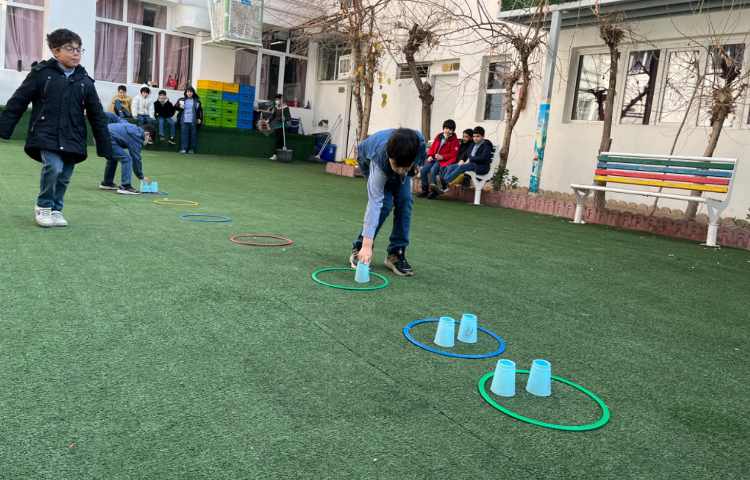 ریتم و گیم -کار با حلقه و کاپ جهت تقویت هماهنگی عصب عضله/چابکی/تقویت دو نیم کره مغز انجام شد