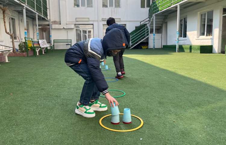 ریتم و گیم - کار با حلقه و کاپ جهت تقویت هماهنگی عصب عضله/چابکی/تقویت دو نیم کره مغز انجام شد