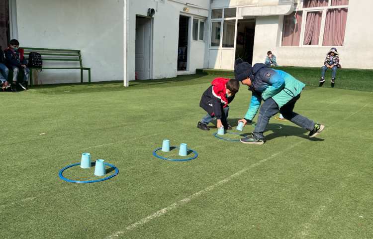 ریتم و گیم -کار با حلقه و کاپ جهت تقویت هماهنگی عصب عضله/چابکی/تقویت دو نیم کره مغز انجام شد 1