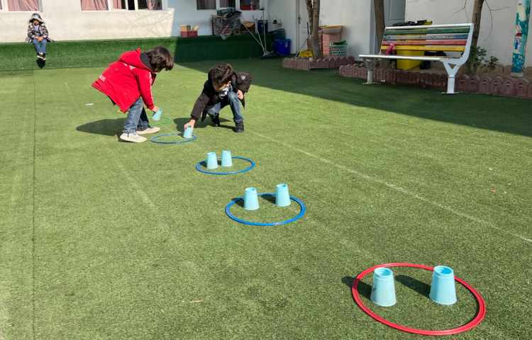 ریتم و گیم -کار با حلقه و کاپ جهت تقویت هماهنگی عصب عضله/چابکی/تقویت دو نیم کره مغز انجام شد 3