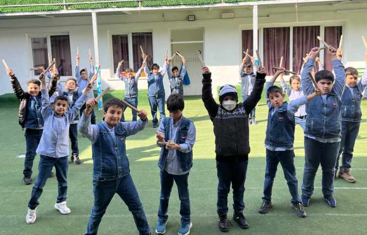 ریتم و گیم -کار با چوبک و کاپ جهت تقویت دو نیم کره هماهنگی عصب عصب عضله و تعادل انجام شد