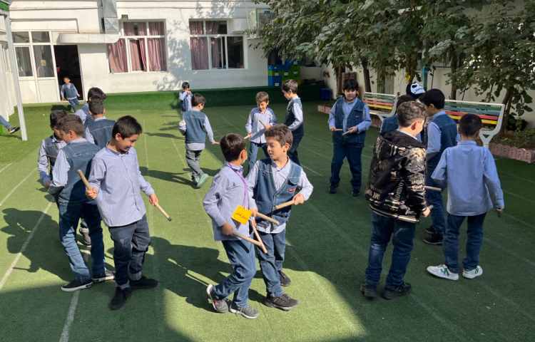 ریتم و گیم -کار با چوبک و کاپ جهت تقویت دو نیم کره هماهنگی عصب عصب عضله و تعادل انجام شد 2