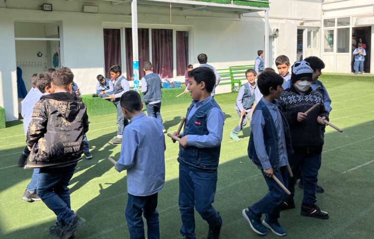 ریتم و گیم -کار با چوبک و کاپ جهت تقویت دو نیم کره هماهنگی عصب عصب عضله و تعادل انجام شد 3