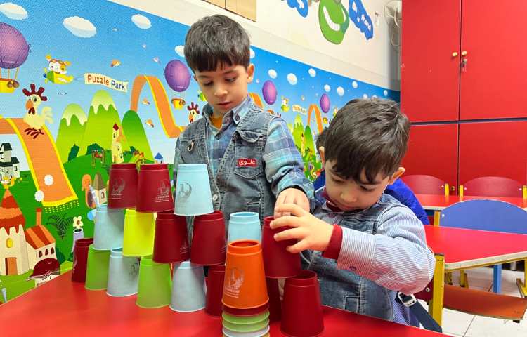 ریتم و گیم - کار با کاپ جهت تقویت هماهنگی چشم و دست انجام شد