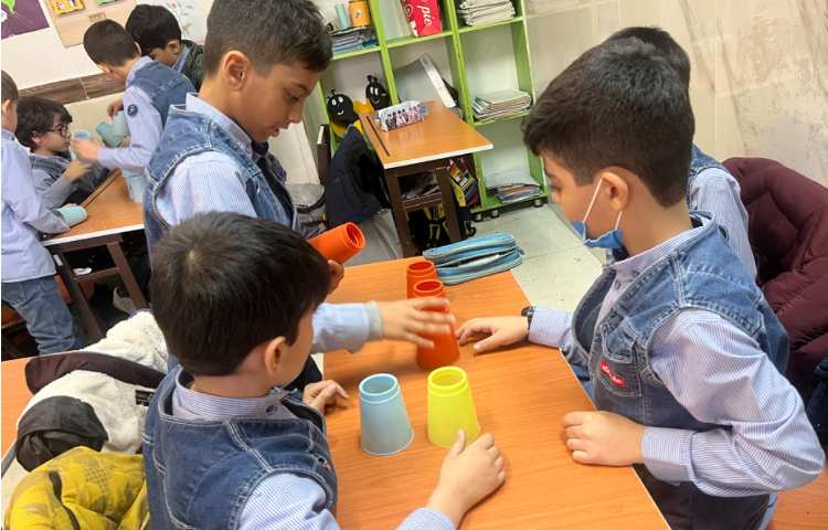 ریتم و گیم - کار با کاپ جهت تقویت همکاری و‌هماهنگی گروهی انجام شد. 1