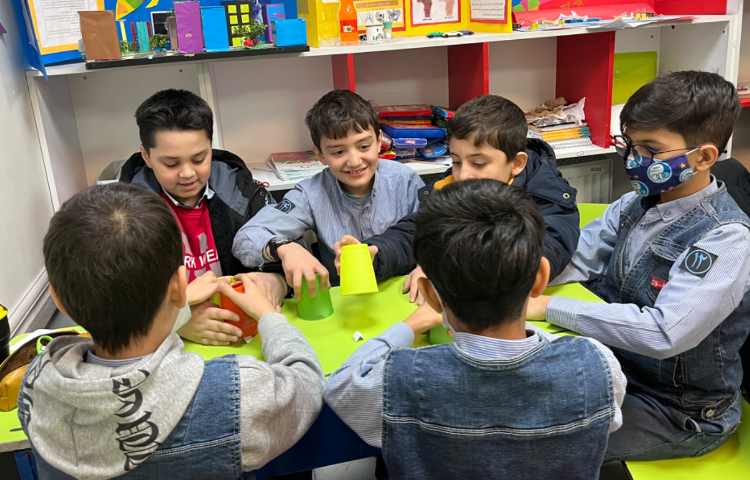 ریتم و گیم -کار با کاپ جهت تقویت همکاری و‌هماهنگی گروهی انجام شد. 1