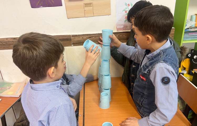 ریتم و گیم - کار با کاپ جهت تقویت همکاری و‌هماهنگی گروهی انجام شد. 2