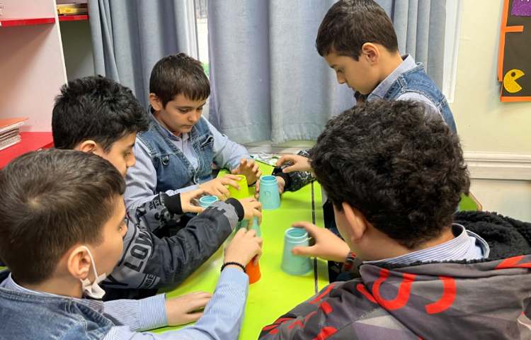 ریتم و گیم -کار با کاپ جهت تقویت همکاری و‌هماهنگی گروهی انجام شد. 2