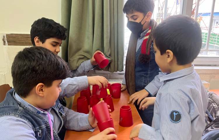 ریتم و گیم - کار با کاپ جهت تقویت همکاری و‌هماهنگی گروهی انجام شد. 3