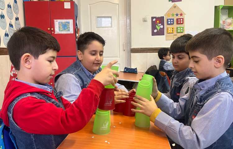 ریتم و گیم - کار با کاپ جهت تقویت همکاری و‌هماهنگی گروهی انجام شد. 4