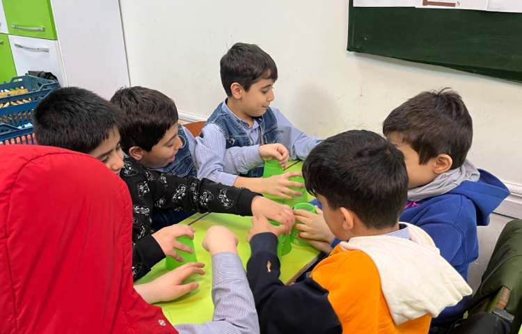 ریتم و گیم -کار با کاپ جهت تقویت همکاری و‌هماهنگی گروهی انجام شد.