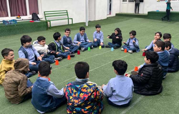 ریتم و گیم -کار با کاپ جهت هماهنگی چشم و دست/ توجه و تمرکز و هماهنگی گروهی انجام شد