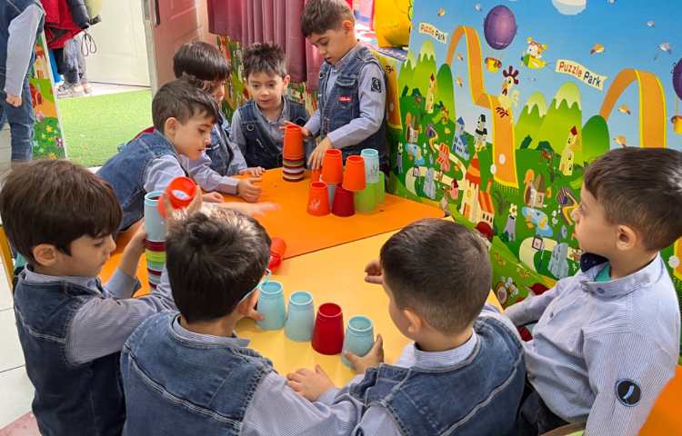 ریتم و گیم -کار با کاپ جهت هماهنگی چشم و دست/ توجه و تمرکز و هماهنگی گروهی انجام شد