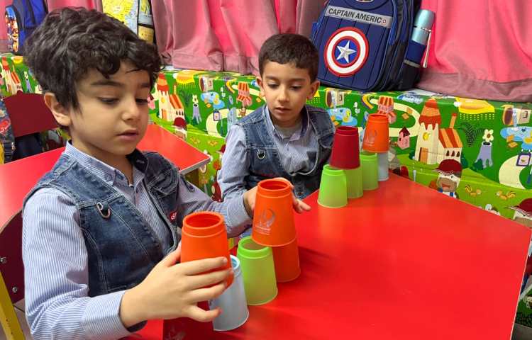 ریتم و گیم -کار با کاپ جهت هماهنگی چشم و دست/ توجه و تمرکز و هماهنگی گروهی انجام شد