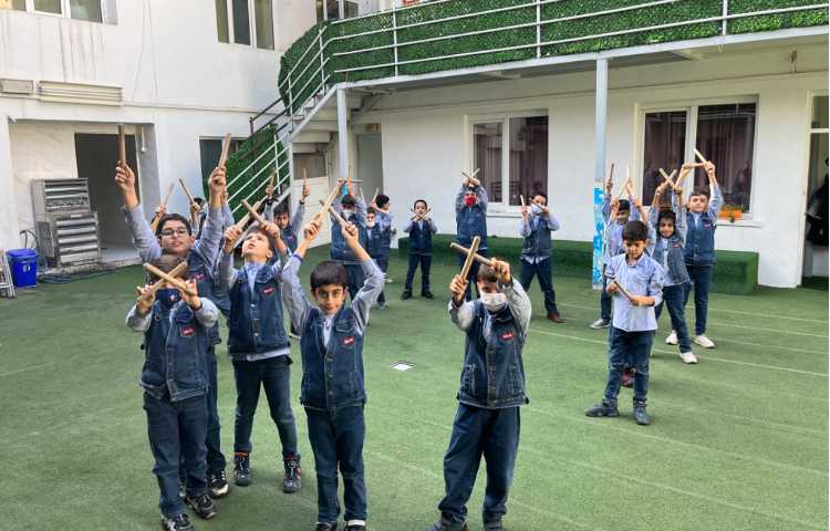 ریتم و گیم -کار با کاپ و چوبک برای تقویت دو نیم کره عصب عضله و تعادل انجام شد