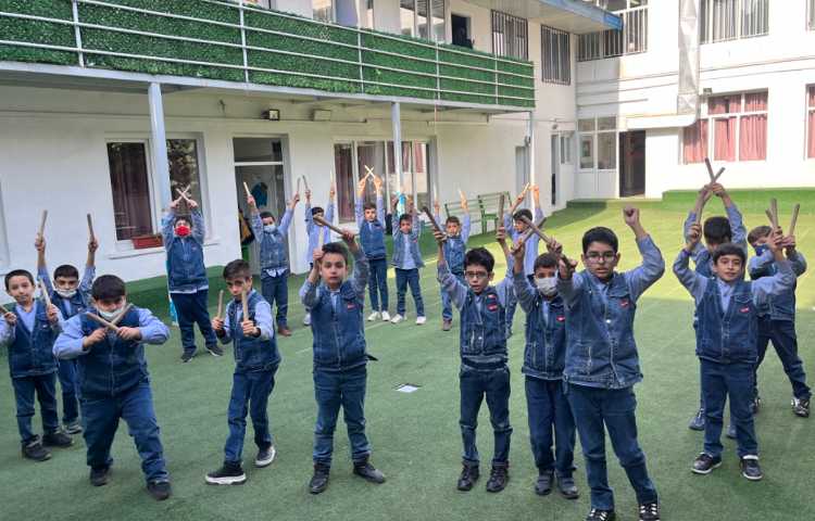 ریتم و گیم -کار با کاپ و چوبک برای تقویت دو نیم کره عصب عضله و تعادل انجام شد 2