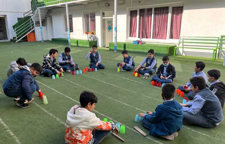 ریتم و گیم- کار با کاپ و چوبک جهت تقویت دو نیم کره تعادل و هماهنگی عصب عضله انجام شد 2