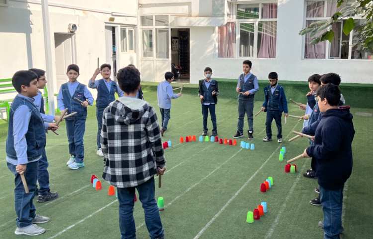 ریتم و گیم- کار با کاپ و چوبک جهت تقویت دو نیم کره تعادل و هماهنگی عصب عضله انجام شد 3