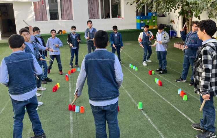 ریتم و گیم- کار با کاپ و چوبک جهت تقویت دو نیم کره تعادل و هماهنگی عصب عضله انجام شد 4