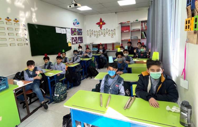 ریتم و گیم -کار با کاپ و چوبک جهت تقویت هماهنگی گروهی،چشم و دست و عصب عضله انجام شد. 1