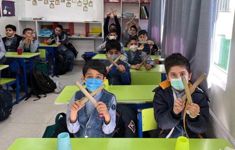 ریتم و گیم -کار با کاپ و چوبک جهت تقویت هماهنگی گروهی،چشم و دست و عصب عضله انجام شد. 2