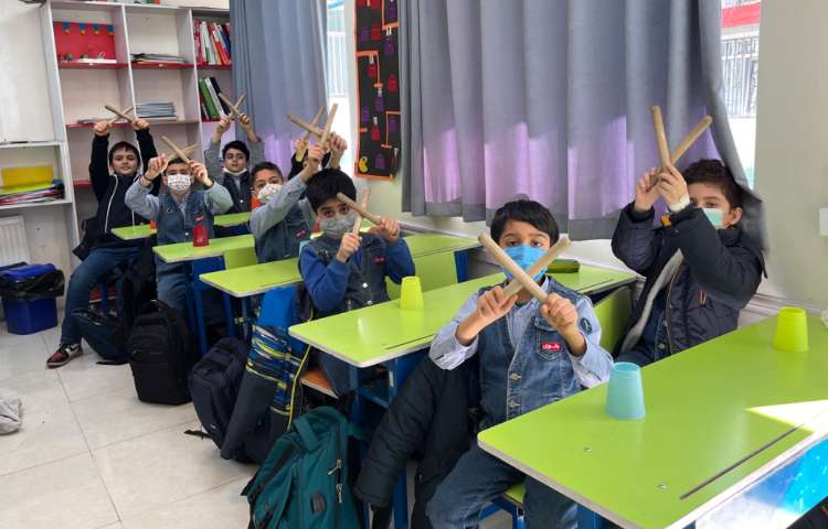 ریتم و گیم -کار با کاپ و چوبک جهت تقویت هماهنگی گروهی،چشم و دست و عصب عضله انجام شد. 3