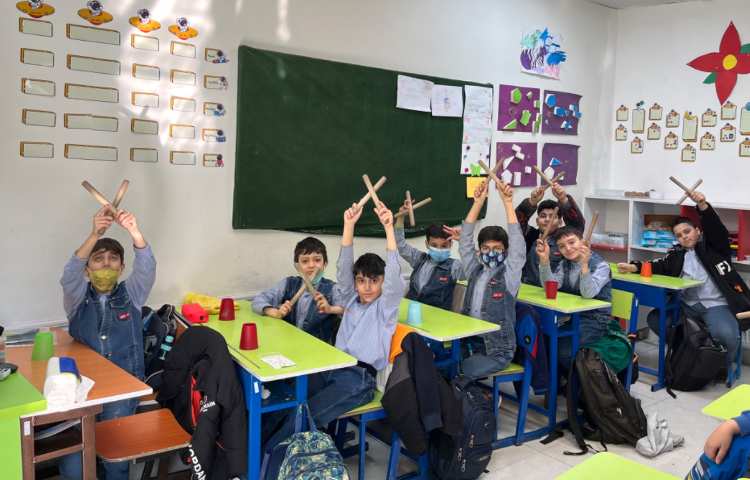 ریتم و گیم -کار با کاپ و چوبک جهت تقویت هماهنگی گروهی،چشم و دست و عصب عضله انجام شد.