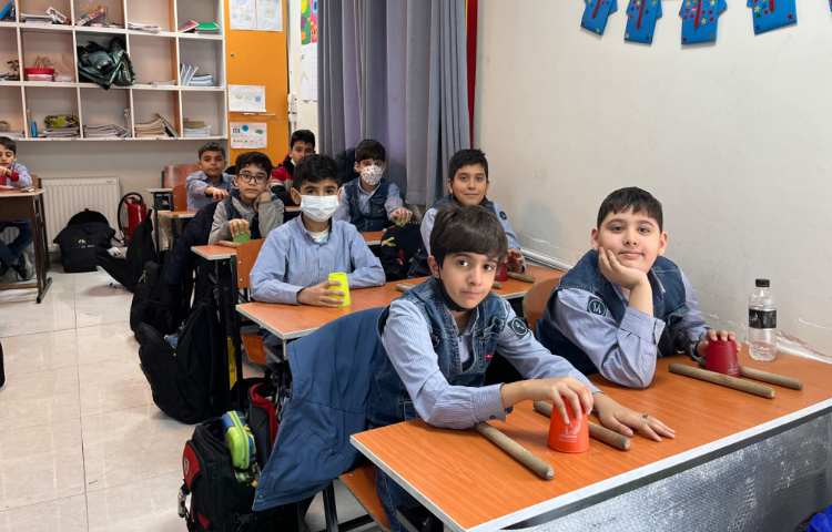 ریتم و گیم - کار با کاپ و چوبک جهت تقویت هماهنگی گروهی،چشم و دست و عصب عضله انجام شد. 1