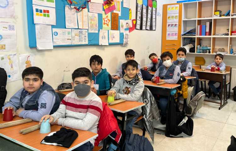 ریتم و گیم - کار با کاپ و چوبک جهت تقویت هماهنگی گروهی،چشم و دست و عصب عضله انجام شد. 2