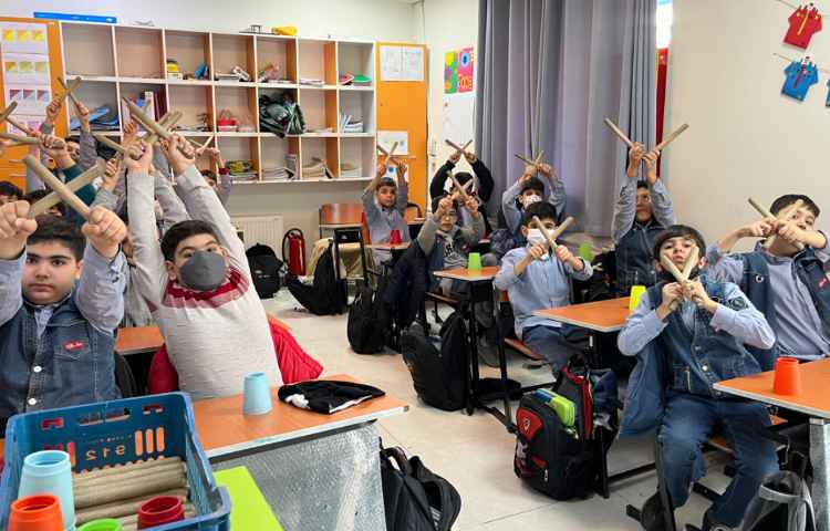 ریتم و گیم - کار با کاپ و چوبک جهت تقویت هماهنگی گروهی،چشم و دست و عصب عضله انجام شد.