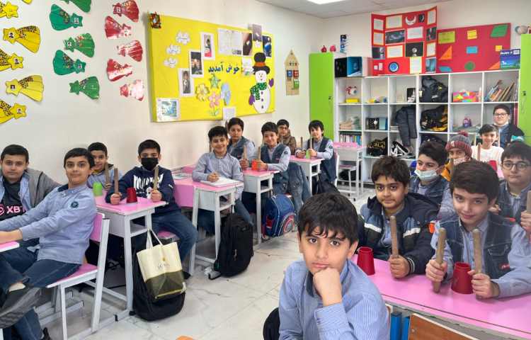 ریتم و گیم - کار با کاپ و چوبک جهت تقویت هماهنگی گروهی،چشم و دست و عصب عضله انجام شد. 1