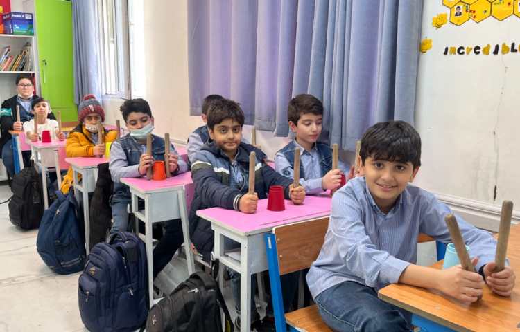 ریتم و گیم - کار با کاپ و چوبک جهت تقویت هماهنگی گروهی،چشم و دست و عصب عضله انجام شد.