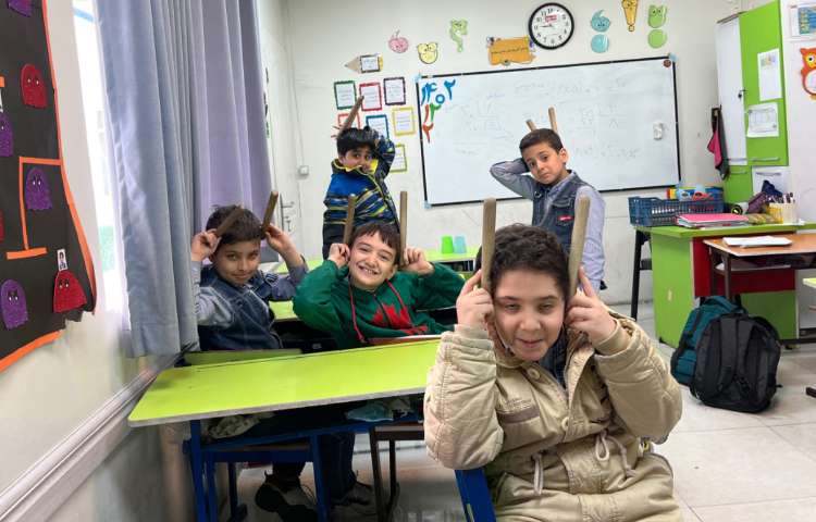 ریتم و گیم -کار با کاپ و چوبک جهت تقویت چشم و دست،عصب عضله انجام شد. 2