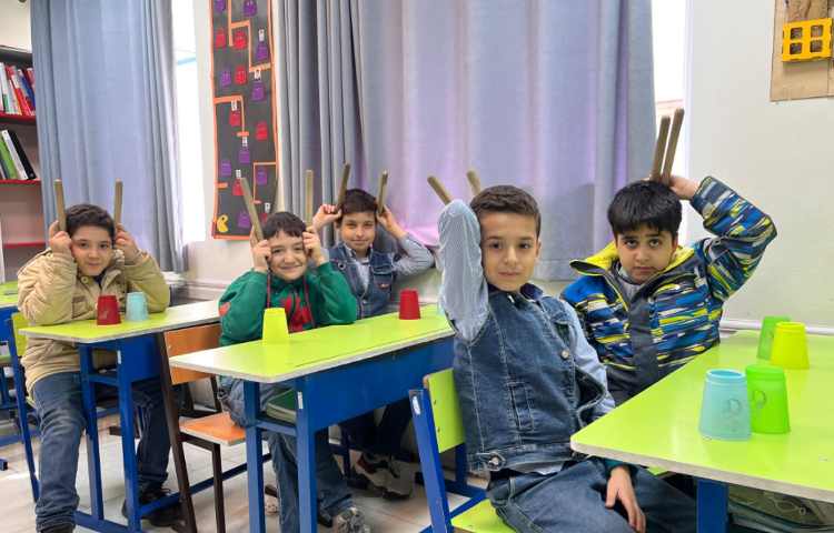 ریتم و گیم -کار با کاپ و چوبک جهت تقویت چشم و دست،عصب عضله انجام شد. 3