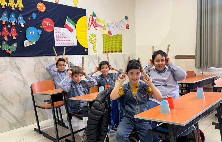 ریتم و گیم -کار با کاپ و چوبک جهت تقویت چشم و دست ،عصب عضله انجام شد 1