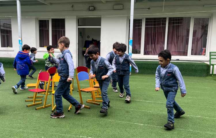 ریتم و گیم -کار جهت تقویت هماهنگی عصب عضله /سرعت عمل و عکس العمل انجام شد. 1