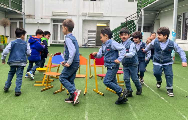 ریتم و گیم -کار جهت تقویت هماهنگی عصب عضله /سرعت عمل و عکس العمل انجام شد. 2