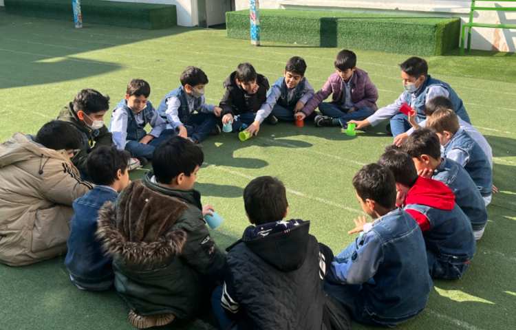 ر یتم و گیم-کار با کاپ جهت هماهنگی چشم و دست/ توجه و تمرکز و هماهنگی گروهی انجام شد 1