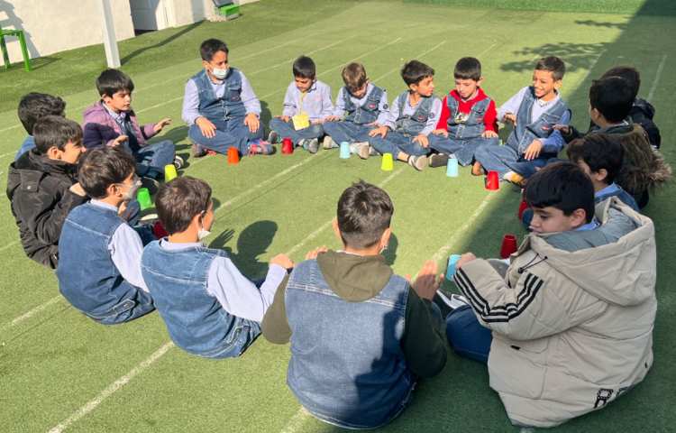 ر یتم و گیم-کار با کاپ جهت هماهنگی چشم و دست/ توجه و تمرکز و هماهنگی گروهی انجام شد 2